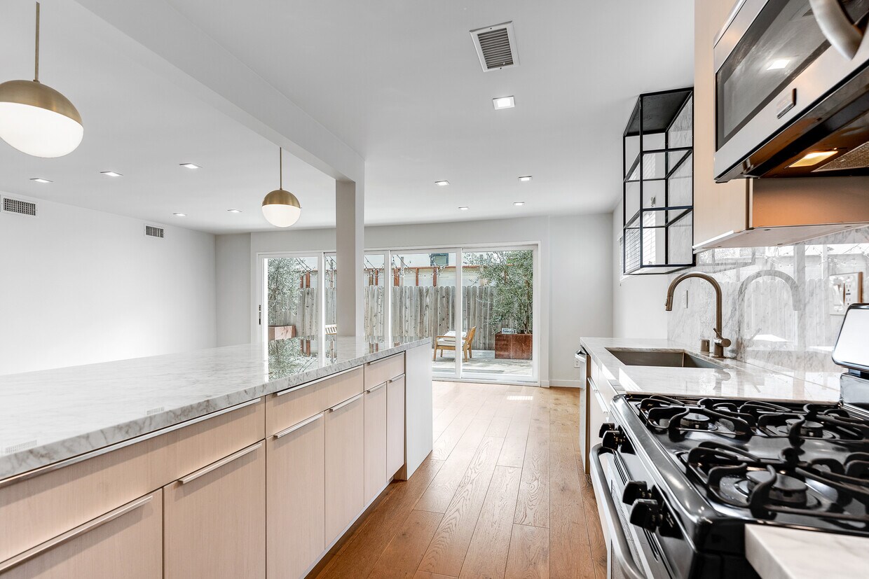 Foto principal - 938 N Croft Ave