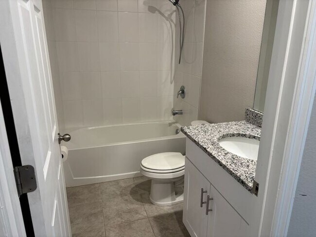 Foto del edificio - Like-New 4 Bedroom 3 Bath with Pond View & Two Living Spaces — Minutes to South Lake Nona
