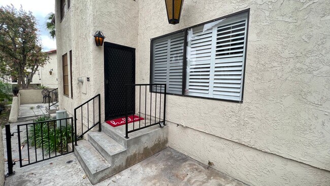 Building Photo - Spacious and Upgraded Orange 2 Bed 2.5 Bath Townhome with 2 Car Garage