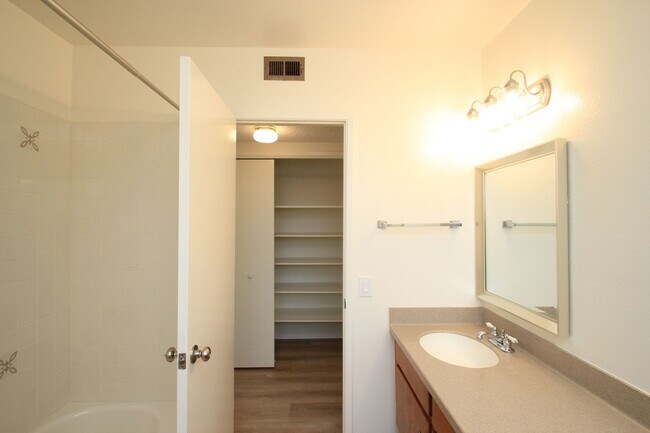 Foto del edificio - Welcome to this beautifully refreshed 4-bedroom, 2-bath two-story home located in desirable North...