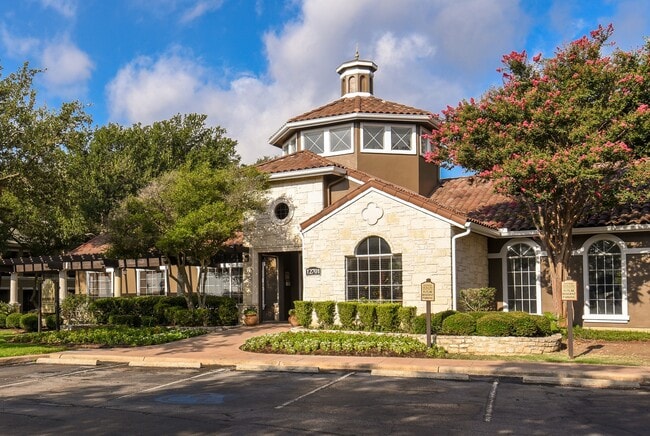 Building Photo - Indian Hollow