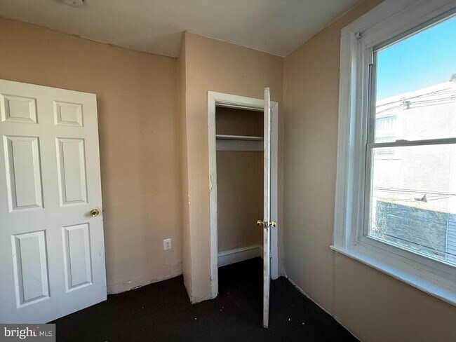 Foto del edificio - 2411 W Indiana Ave