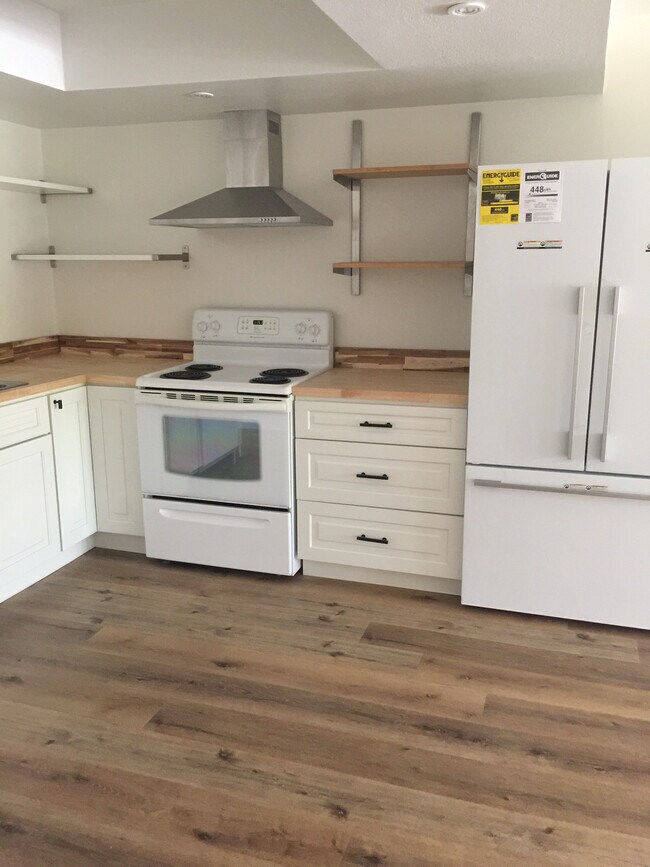 Kitchen - 9647 Spyglass Ave