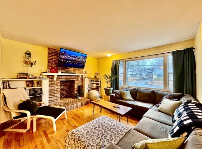 Building Photo - 2 Bedroom Basement Apartment for Rent – Available July 15th