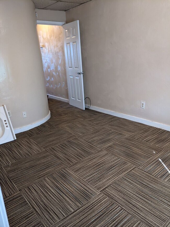 Building Photo - Oakland 2 Bedroom 1 bath house convenient ...