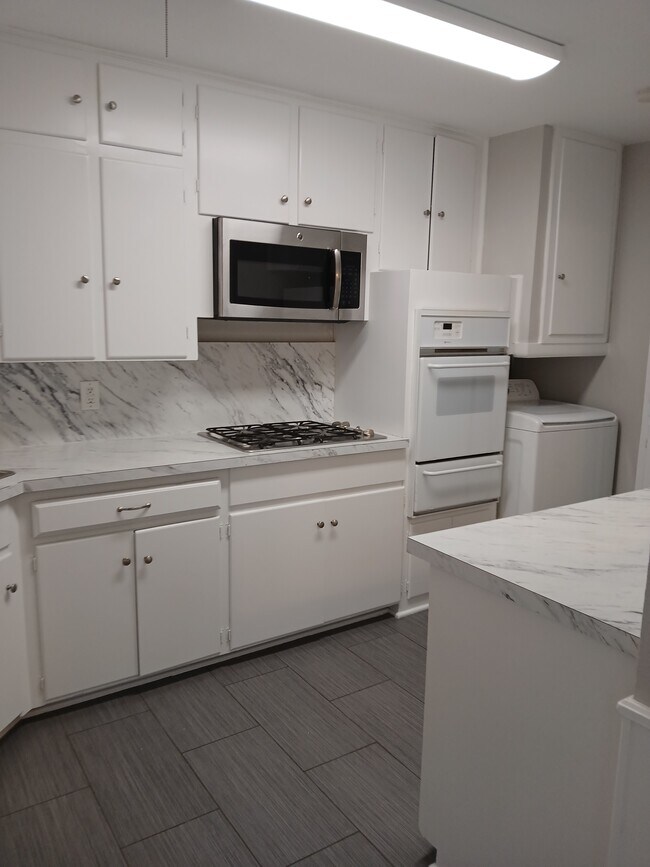 Building Photo - 403 La Salle Dr