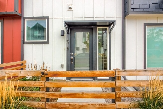 Building Photo - 1018 Depew St