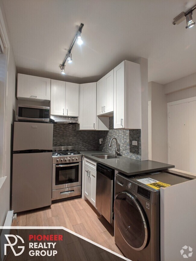 Building Photo - 515 W Belmont Ave