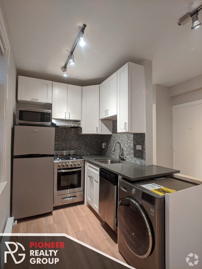 Building Photo - 515 W Belmont Ave