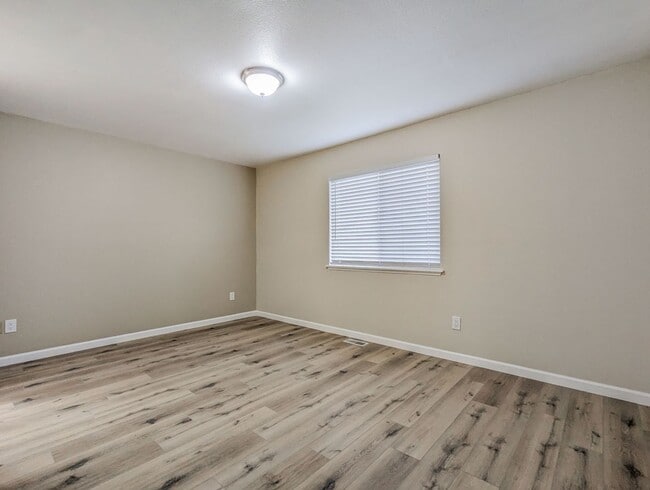 Building Photo - Move in Ready 3bd/2.5bth Townhome in great central location!