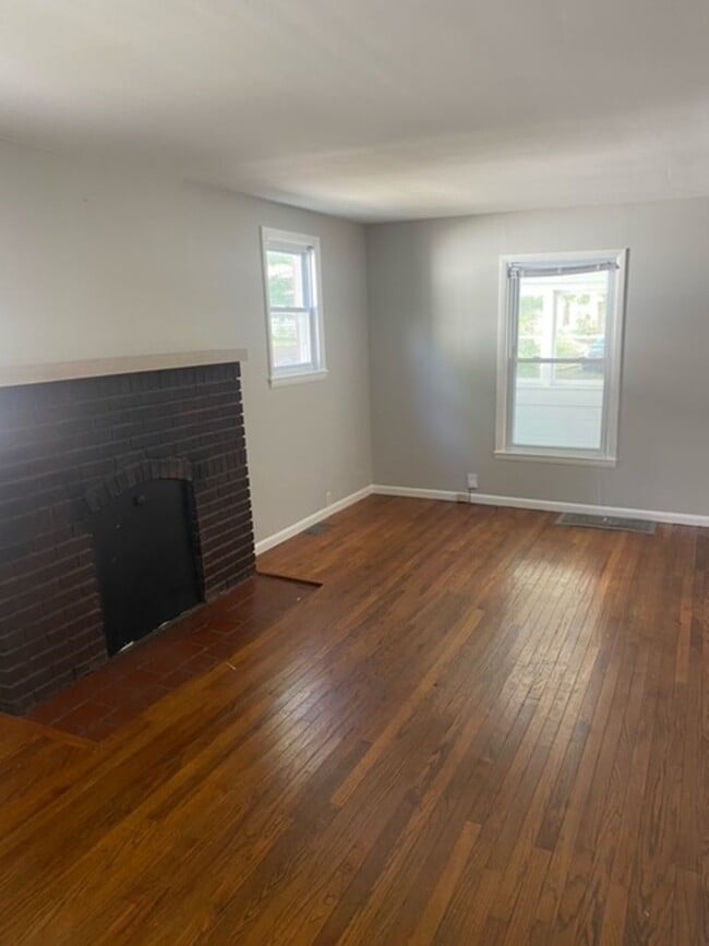 Building Photo - Available August!  4/5BR, 2BA Campus and B...