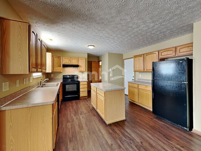 Building Photo - 6195 Melrose Dr