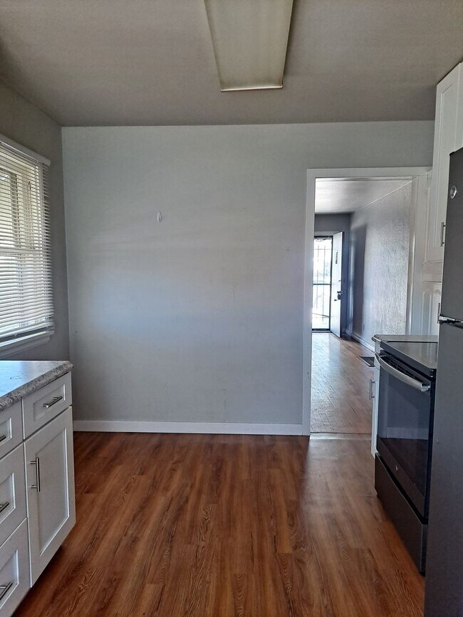 Building Photo - ALL PROSPECTIVE TENANTS MUST SUBMIT A $58 ...