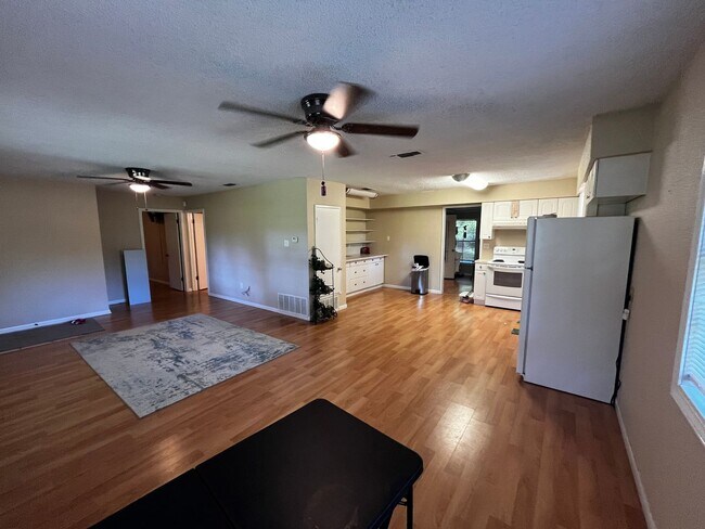Foto del edificio - Private 2 Bed, 2 Bath Home on Acreage – 10...