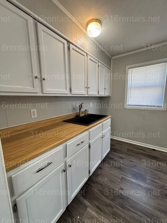 Building Photo - Three bed one bath House Available Now!