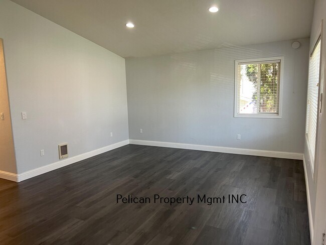Building Photo - 620 Pelican St