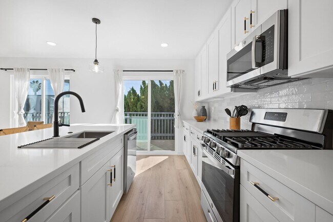 Foto del edificio - Newly Remodeled and Fully furnished- Mission Beach 5 bed 3 baths.