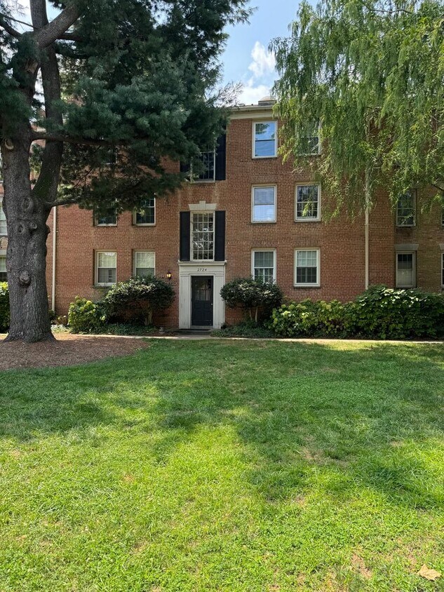 Foto principal - Spacious & Tucked Away Large One Bedroom i...