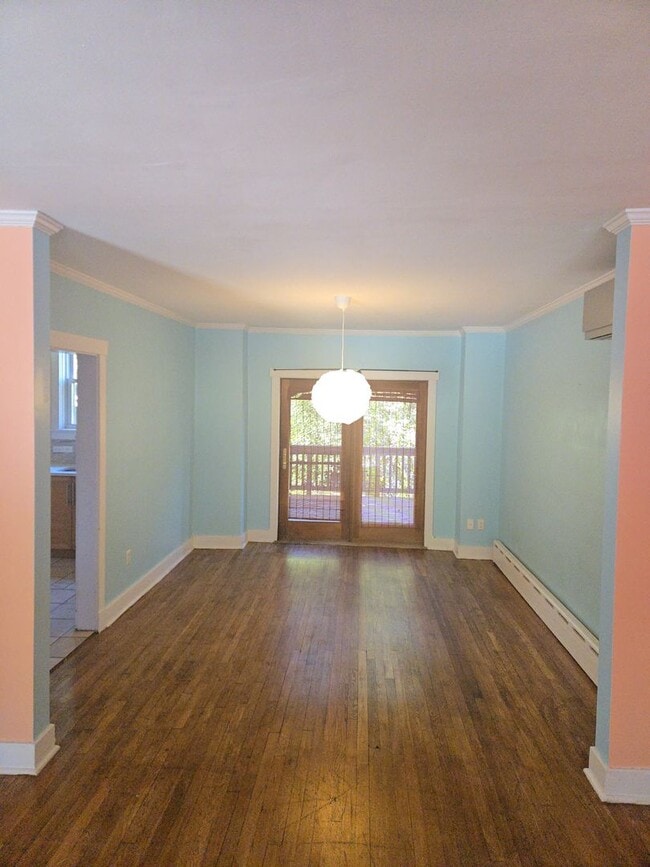 Building Photo - Spacious 3-Bedroom Home w/ Parking & Centr...