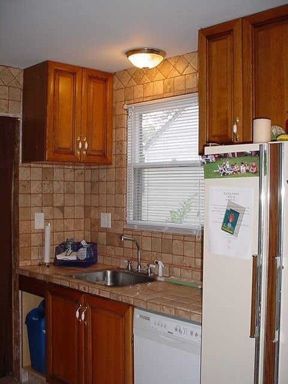 Building Photo - Beautiful 4 bedroom 1 1/2 Bath home with f...