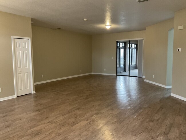 Foto del edificio - 412 Commodore Ave NW