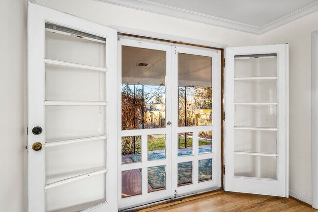 Foto del edificio - 2BD, 2BA Wellshire Home with Finished Basement and Attached 1-Car Garage