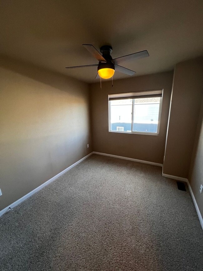 Building Photo - Well maintained townhome close to everything