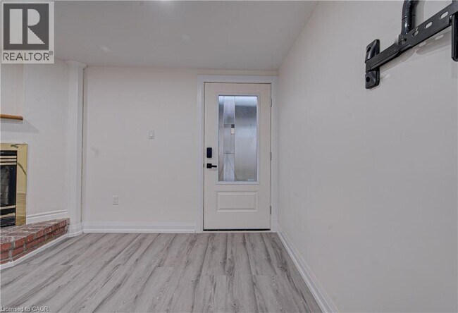 Photo du bâtiment - 383 Rexford Dr