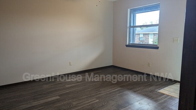 Building Photo - 421 SE A St