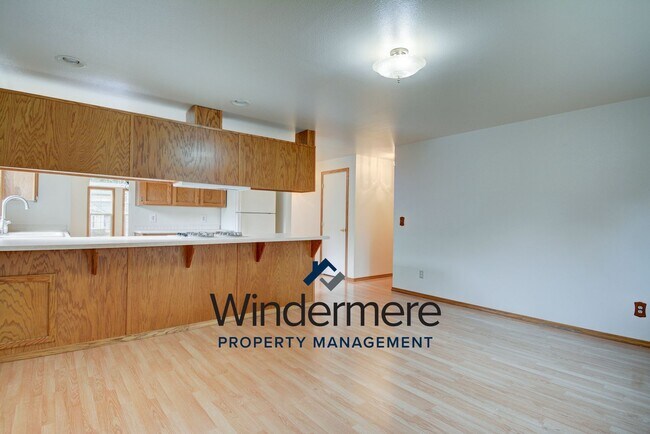 Building Photo - 3 Bed 2 Bath Home in Town!
