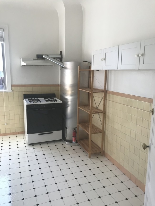 Building Photo - [MOVE-IN SPECIAL] Sunny Top Floor 1BR - JGPM