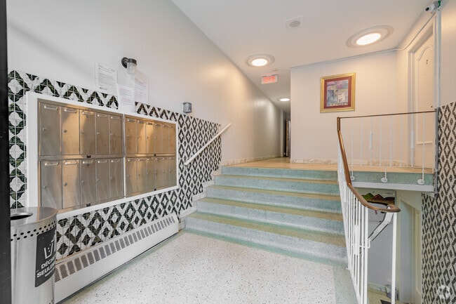 Lobby Photo - 2415 Avenue Madison