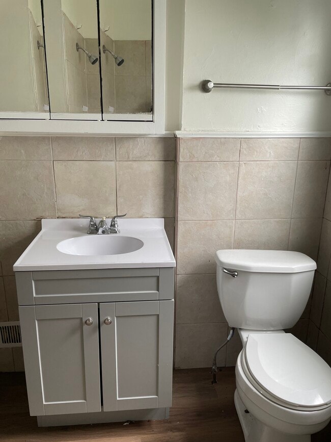 bathroom - 1023 W Ridge Rd
