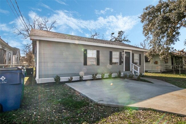 Building Photo - 503 N Sycamore St