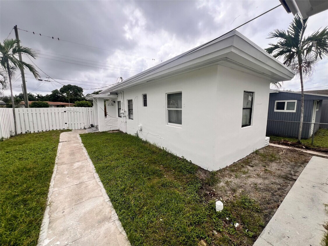 Building Photo - 612 NW 6th Ct