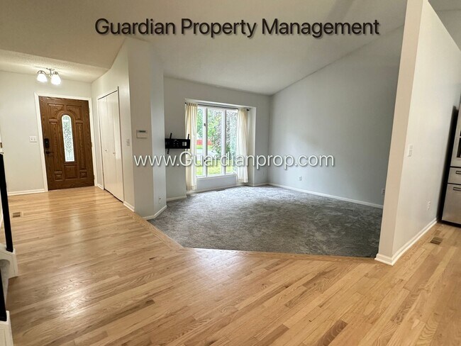 Foto del edificio - Maple Grove Split Level Home, Fenced Yard, 2 Car Garage, Dishwasher, W/D