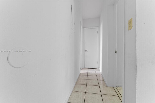Building Photo - 1165 Marseille Dr