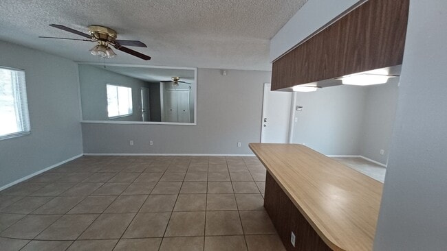 Building Photo - 2 Bedroom, 1.5 Bath in Orlando - Priced to...