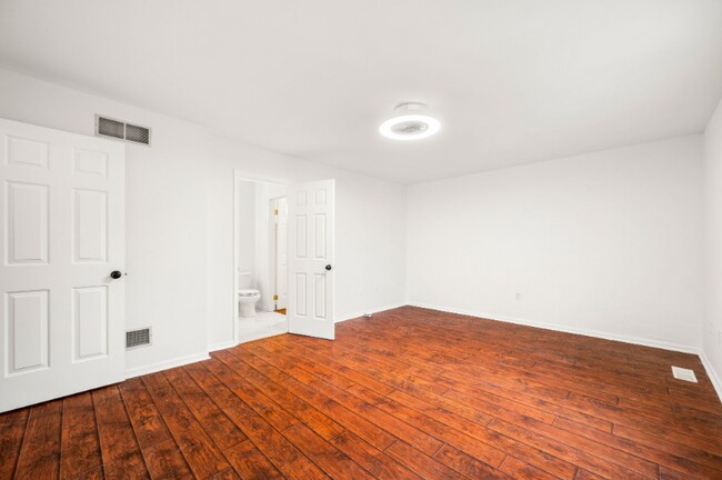 Foto del edificio - 302 Pinebrooke Cir