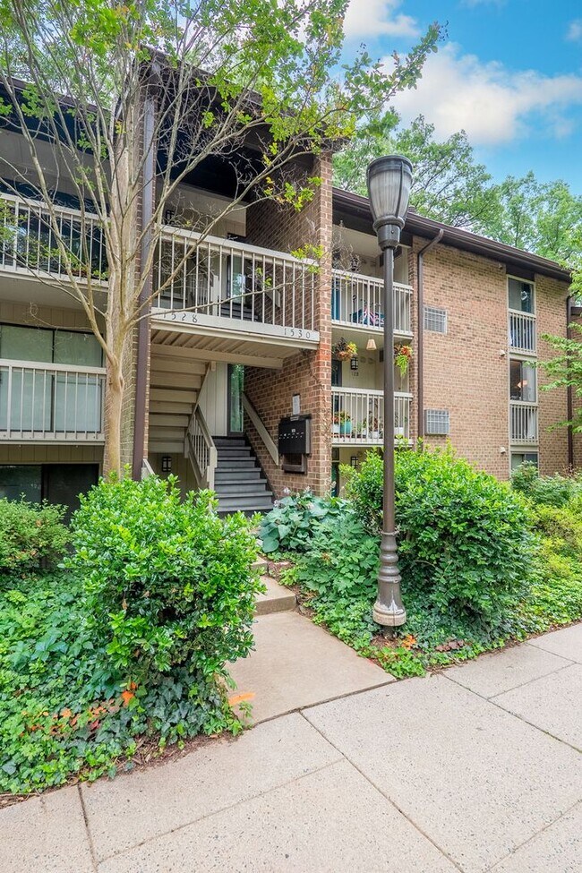 Building Photo - Top-floor condo located in the charming La...