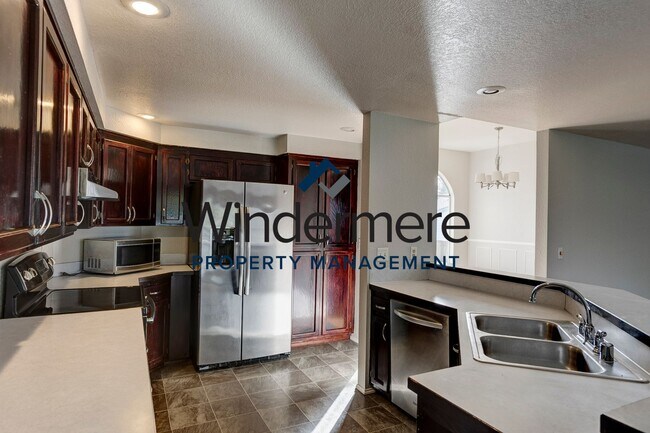 Building Photo - Spacious 3 Bedroom Home on a Cul-de-Sac