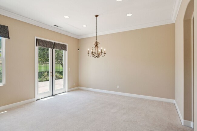 Building Photo - Gorgeous Eagle Ridge home overlooking the ...