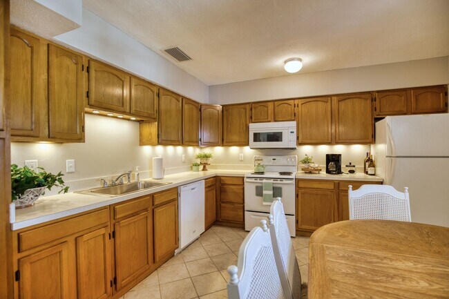 Foto del edificio - Annual Furnished Second Floor Condo on Ven...