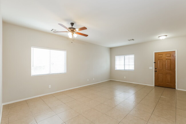 Foto del edificio - 6438 W Miami St