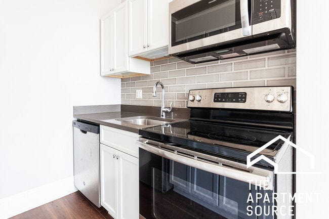 Building Photo - 817 W Lakeside Pl