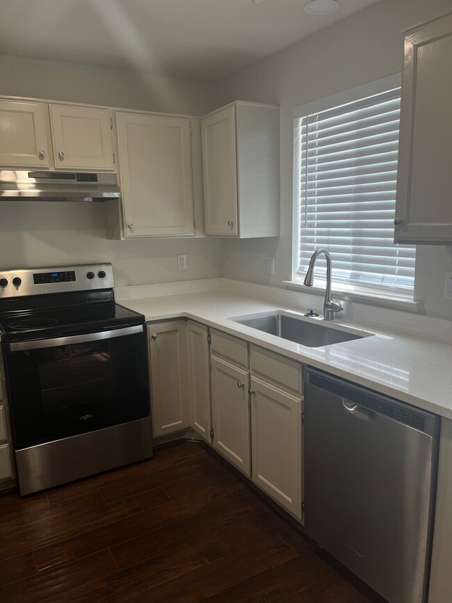 Building Photo - Newly Renovated Provo Townhouse