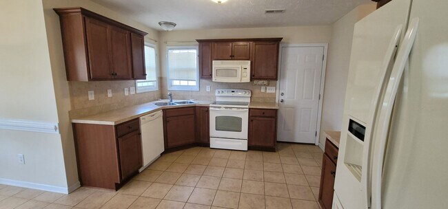 Foto del edificio - Beautiful 3 bedroom, 2.5 Bath home Minutes from Shopping & Easy Access to Highway for Travel.