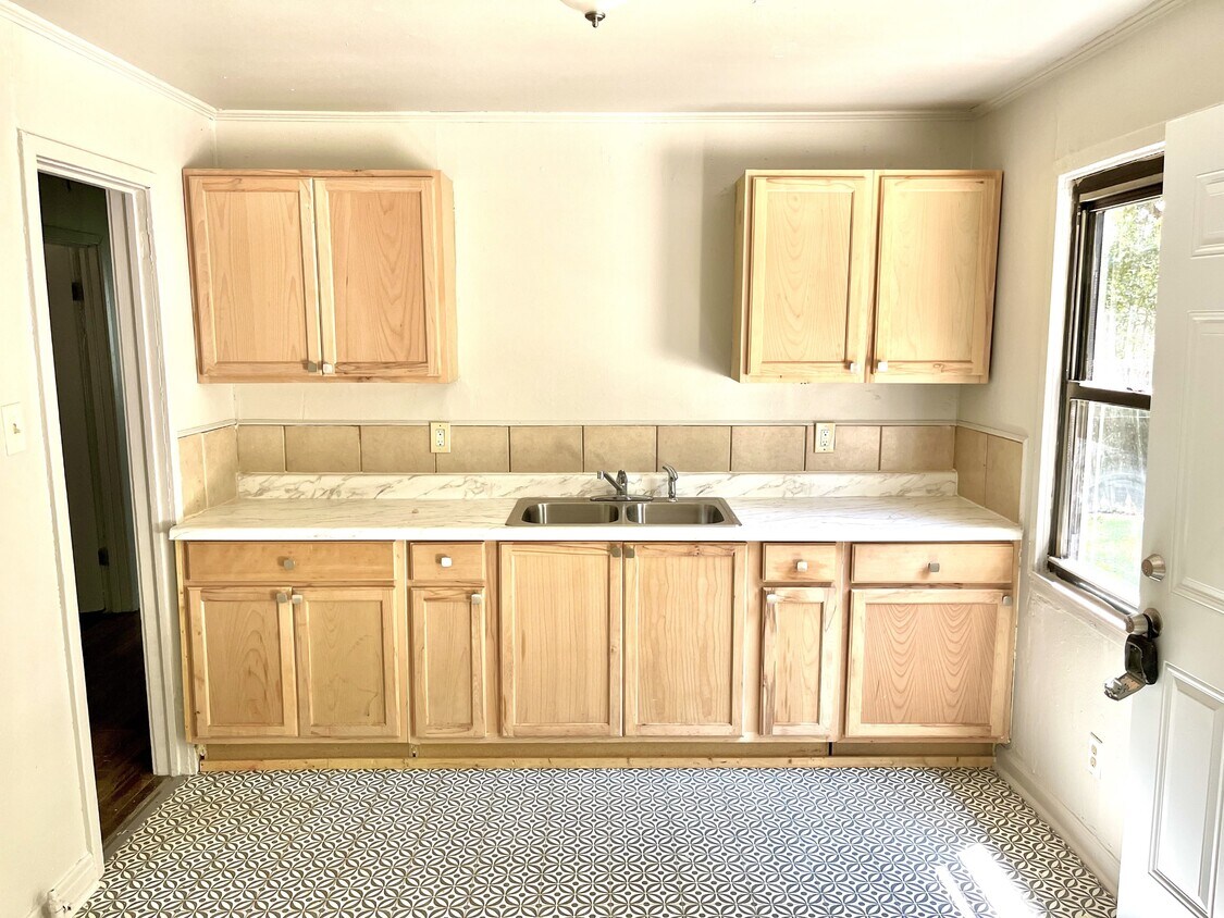 Primary Photo - 3216 Brady St