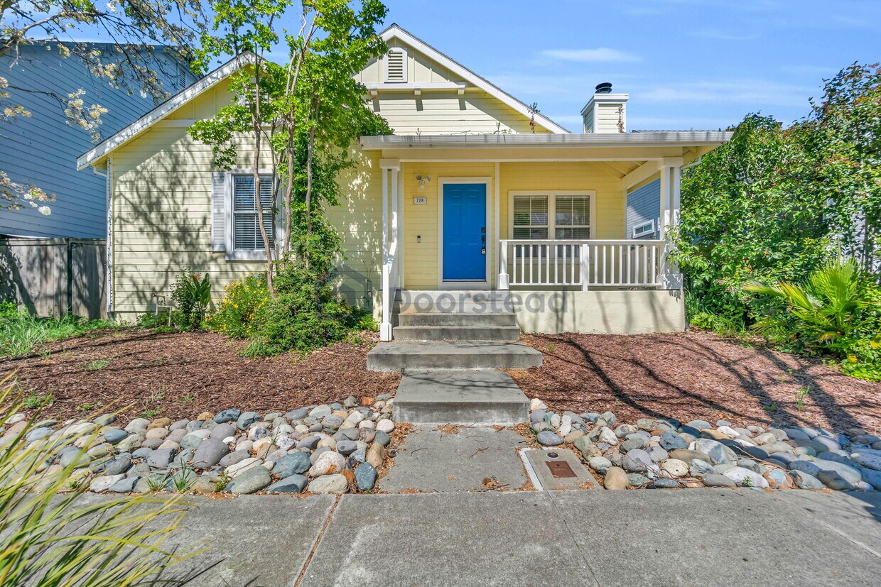 Primary Photo - 728 Bay St