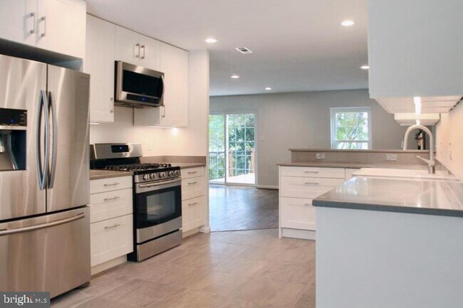 Building Photo - 2162 Golf Course Dr